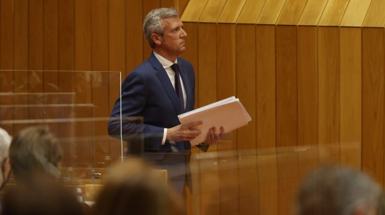 Rueda accede a la tribuna de oradores, durante la sesión de este jueves