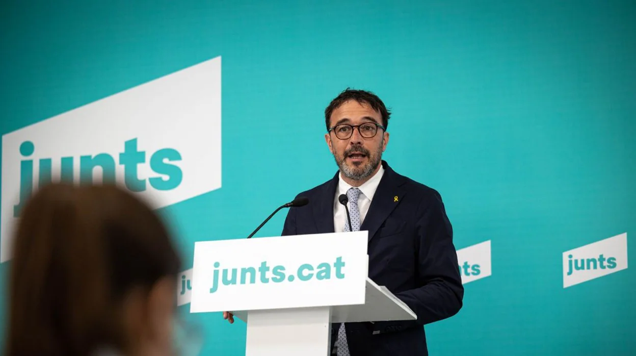 Josep Rius, hoy, durante la rueda de prensa en la sede de Junts, para exponer la posición del partido en relación a la modificación de la normativa lingüística