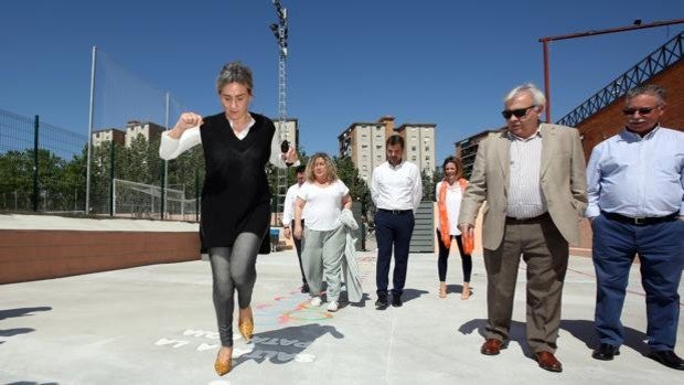 Milagros Tolón estrena el 'street workout' del barrio de Santa Bárbara