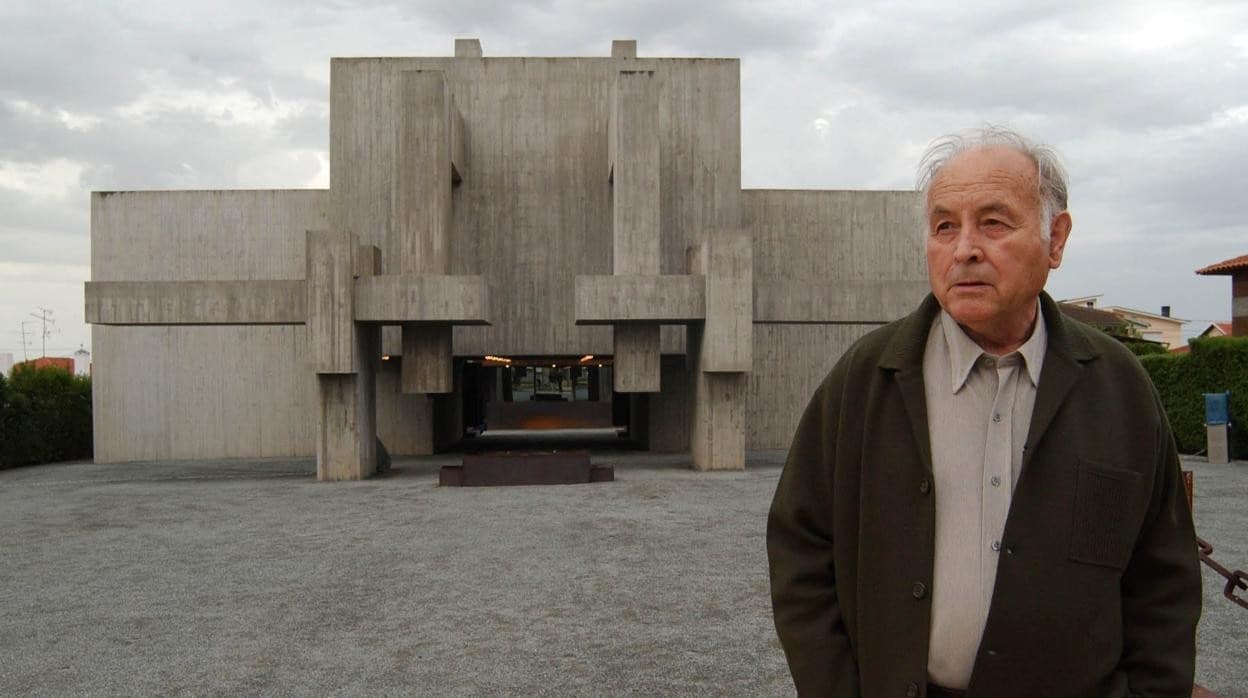 El escultor Ángel Mateos Bernal a la entrada del Museo del Hormigón el día de su inauguración, el 31 de mayo de 2022
