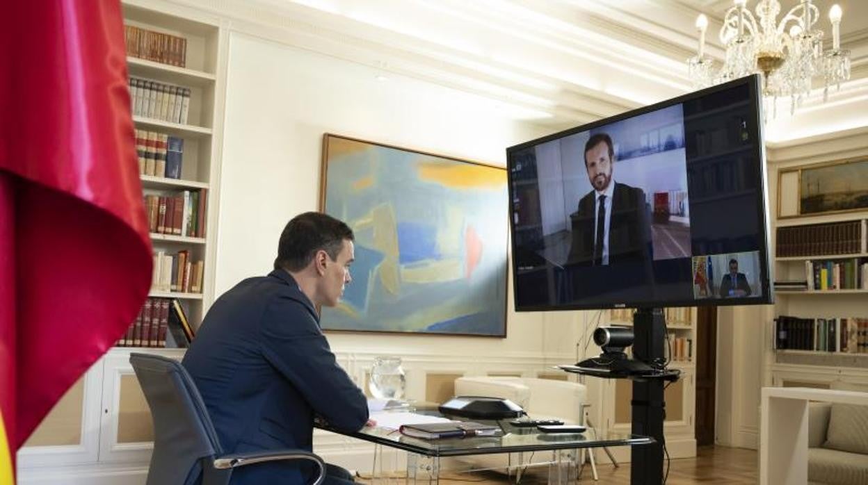 Pedro Sánchez y Pablo Casado reunidos en abril de 2020, en pleno confinamiento