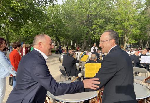 Emilio Saéz saluda al director de la banda municipal