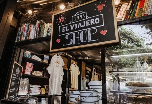 La tienda de El Viajero, con su colección de libros, camiseta y bolsas