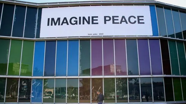 Yoko Ono despliega una pancarta en la fachada del Musac con su obra ‘Imagine Peace’