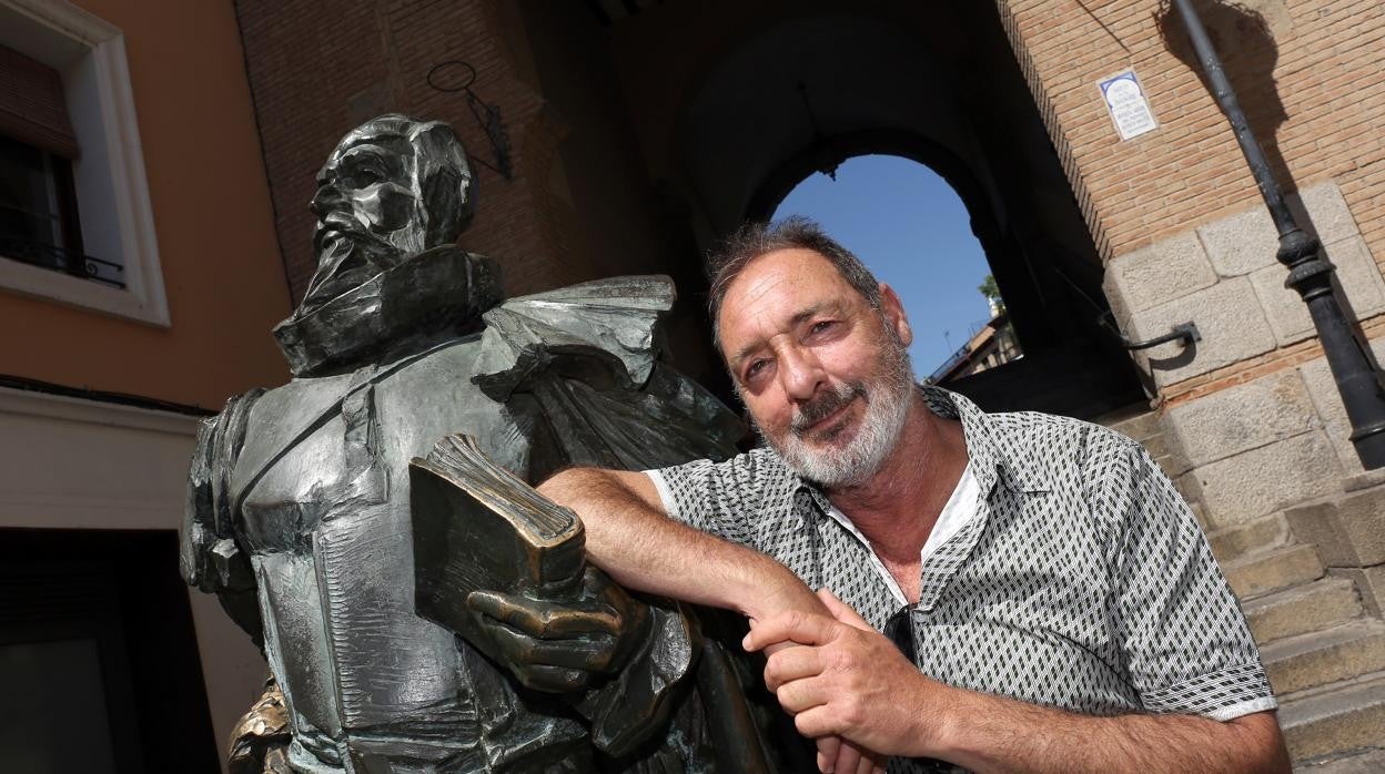 Manuel Palencia, con la estatua de Cervantes, en el Arco de la Sangre