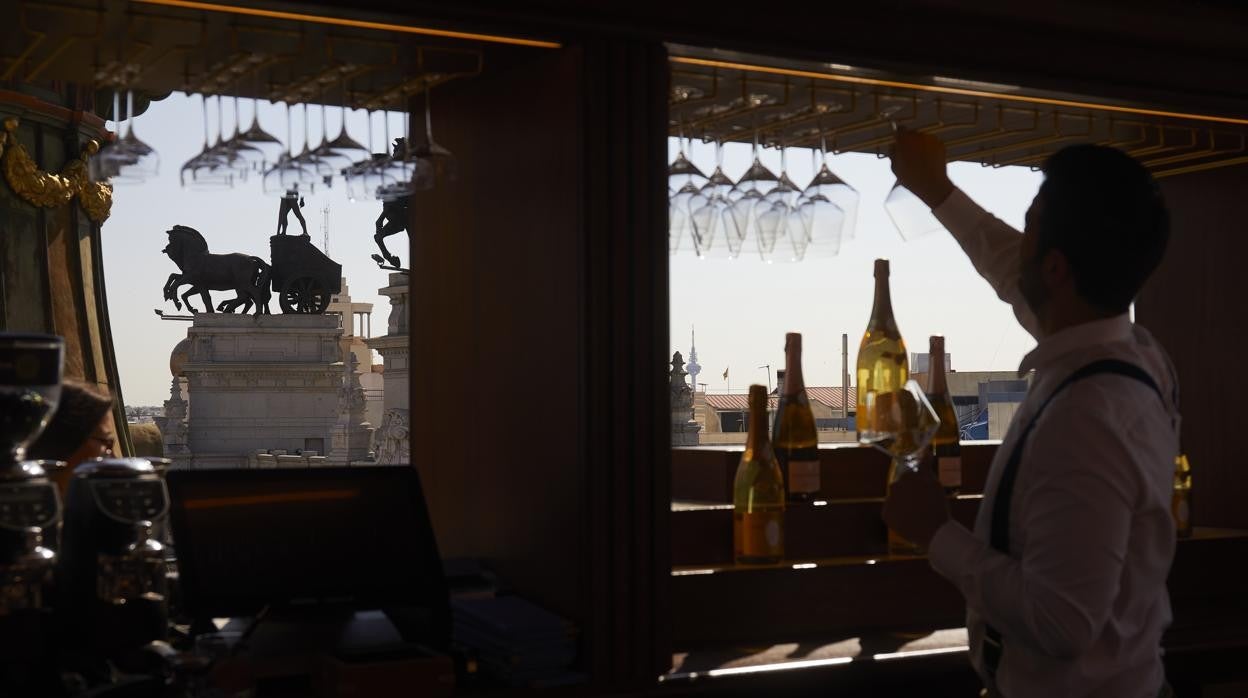 La terraza de Dani, encima del hotel Four Seasons, sobrevuela el centro de Madrid