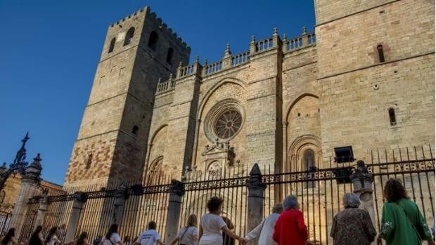 La catedral de Sigüenza acoge una ordenación sacerdotal siete años después