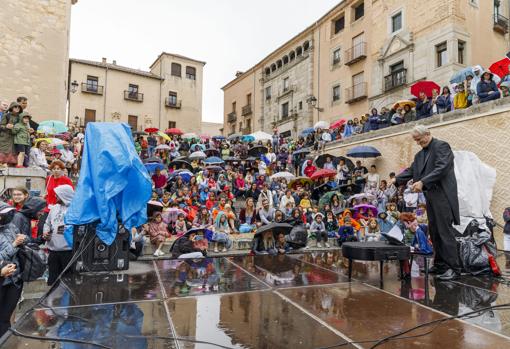Actuación bajo la lluvia de Alex Marionettes