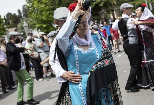 Parejas de chulapos bailan chotis, este domingo, en la Pradera