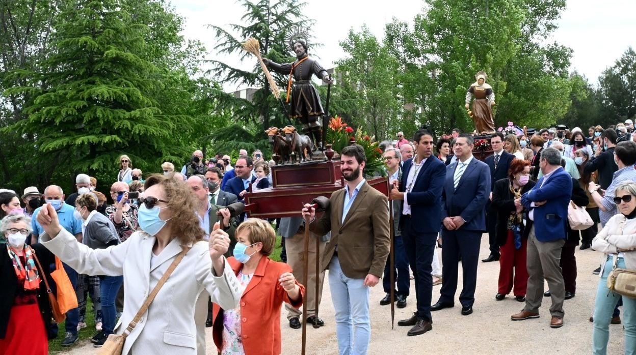 Procesión a las puertas de la ermita de San Isidro en Valladolid en el día del santo del mismo nombre, cuyas andas lleva el vicepresidente de la Junta, Juan García-Gallardo