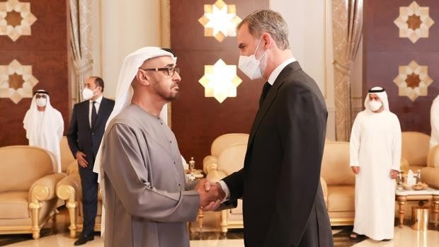 Felipe VI acuerda con su padre «verse en Madrid» tras una conversación telefónica durante su visita a Abu Dabi