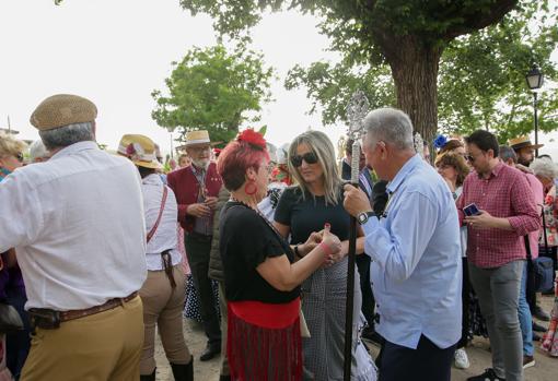 Tolón conversa con los romeros