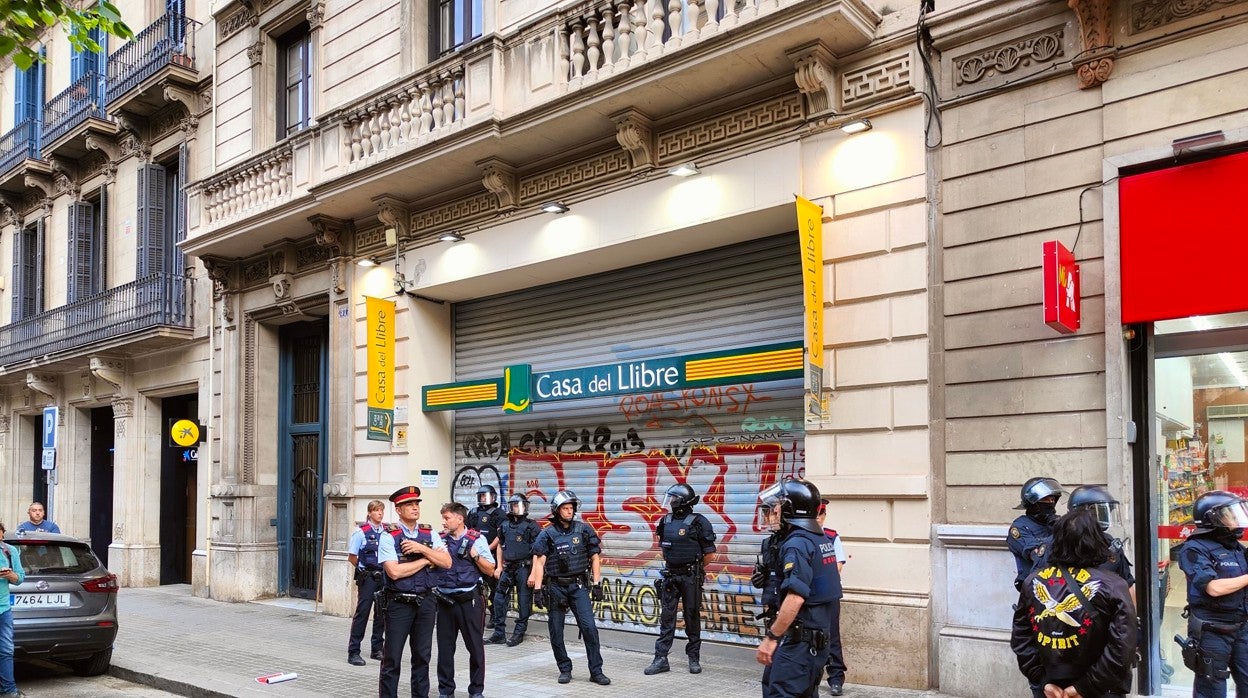 Agentes de Mossos d'Esquadra custodian la librería, ya cerrada, tras el boicot