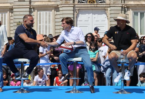 El alcalde José Luis Martínez-Almeida con los capitanes del equipo de rugby