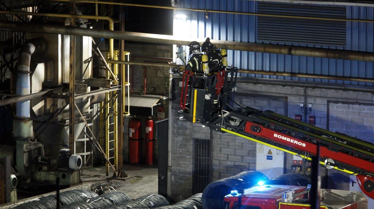 Efectivos de los Bomberos de Ponferrada trabajando para extinguir el incendio