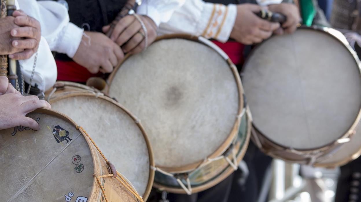 Tamborileros en una fiesta tradicional