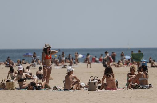 Playas a rebosar en el mes de mayo en Valencia a la espera de la llegada esta semana del calor extremo