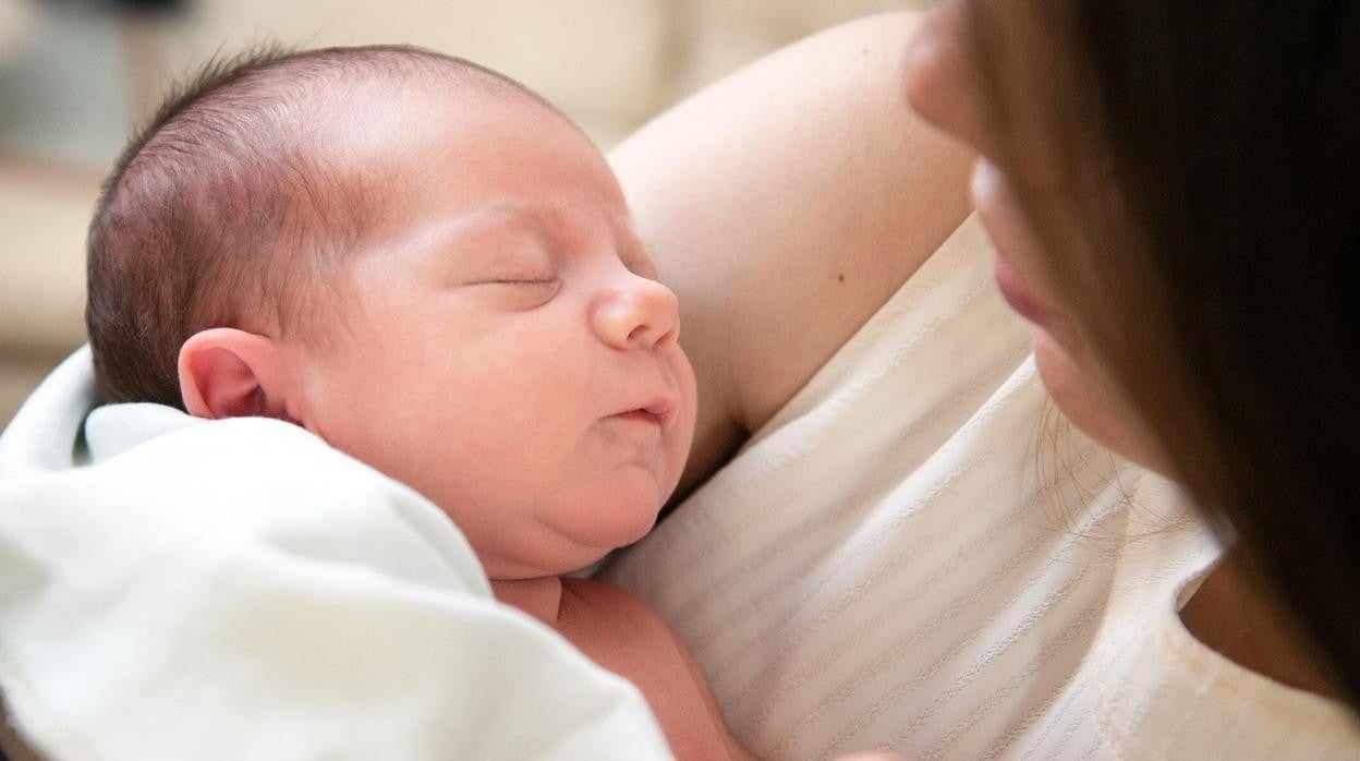 Una madre sostiene a su bebé recién nacido