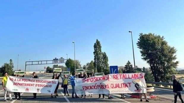 Cortes de carreteras y colapsos puntuales en Barcelona en el primer paro de profesores de mayo