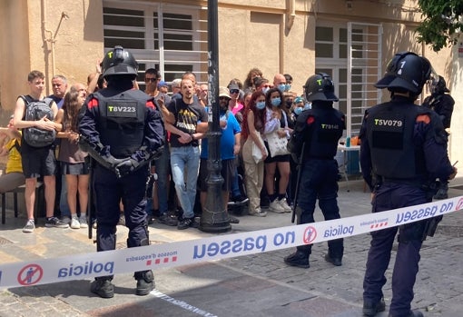 Activistas se parapetan ante la vivienda la Maia y León para evitar el desalojo