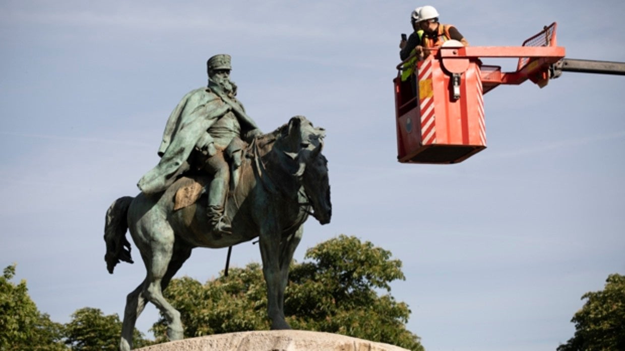 Operarios estudian, este miércoles, el monumento al general Martínez Campos