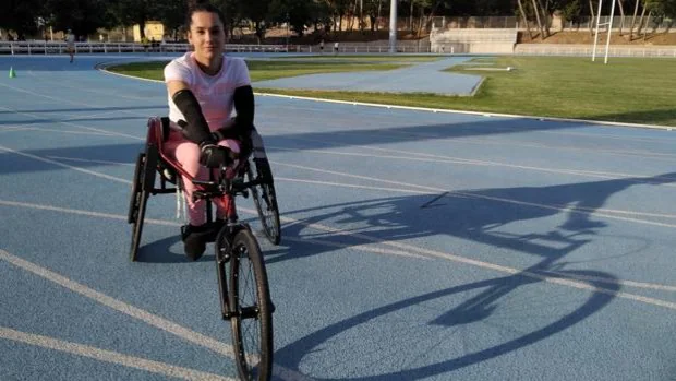 Se busca una silla de ruedas «como Dios manda» para que Cristina pueda practicar atletismo adaptado