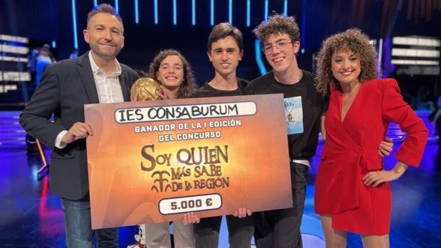 El equipo del IES 'Consaburum', ganador del concurso 'Soy quien más sabe de la región' de CMMedia