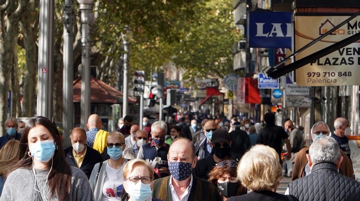 Gran concurrencia de viandantes por el paseo Zorrilla de Valladolid, donde se ubica el establecimiento