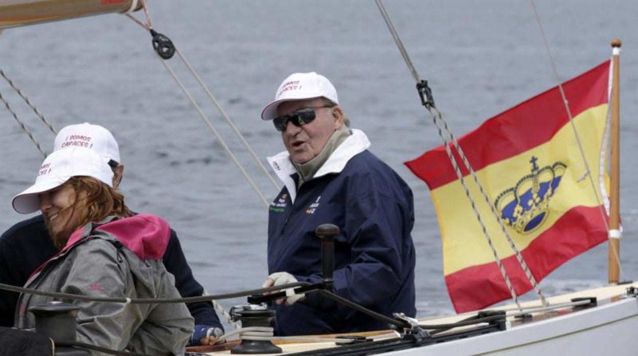 Don Juan Carlos navegando en 2016 en la ría de Pontevedra, a la que ahora vuelve