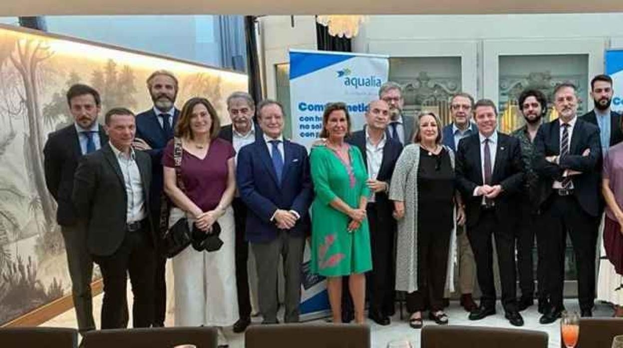 Foto de familia de García-Page con los periodistas de la región que trabajan en Madrid