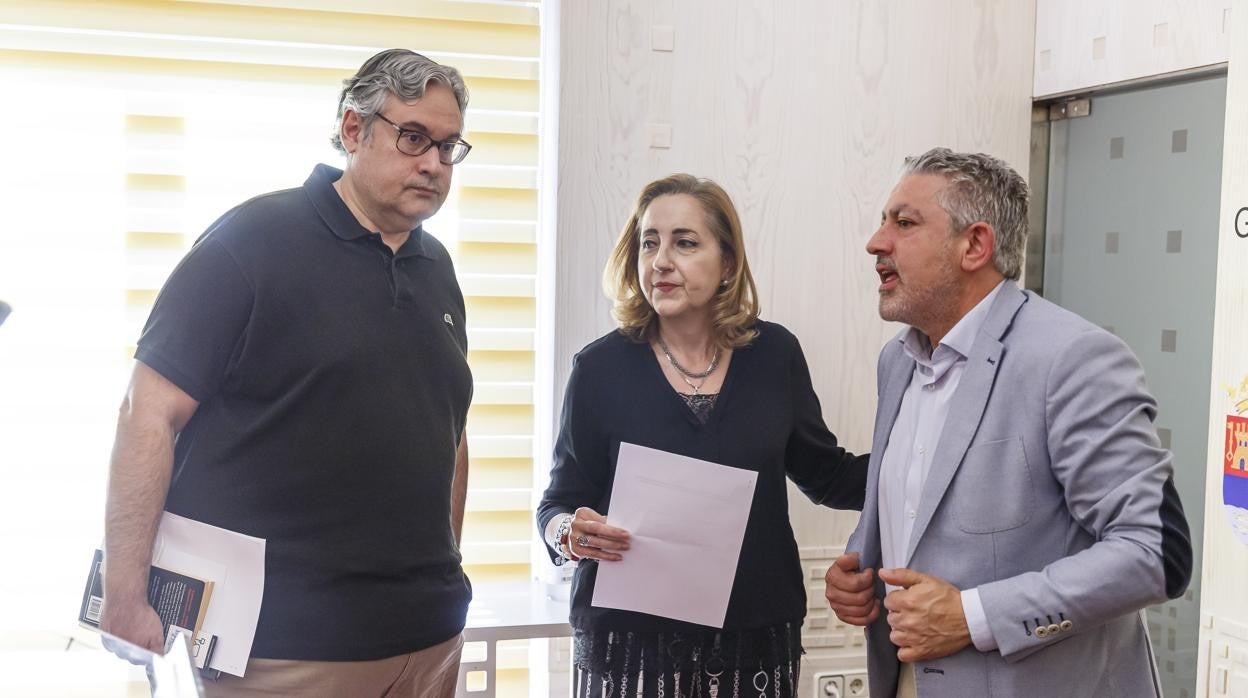 El vicepresidente de la Diputación de Segovia, José María Bravo, y los coordinadores del Premio Internacional de Poesía Gil de Biedma, Juan Manuel de Prada y María Antonia de Isabel Estrada