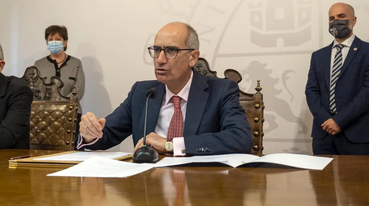 El presidente de la Diputación de Salamanca, Javier Iglesias, en una imagen de archivo