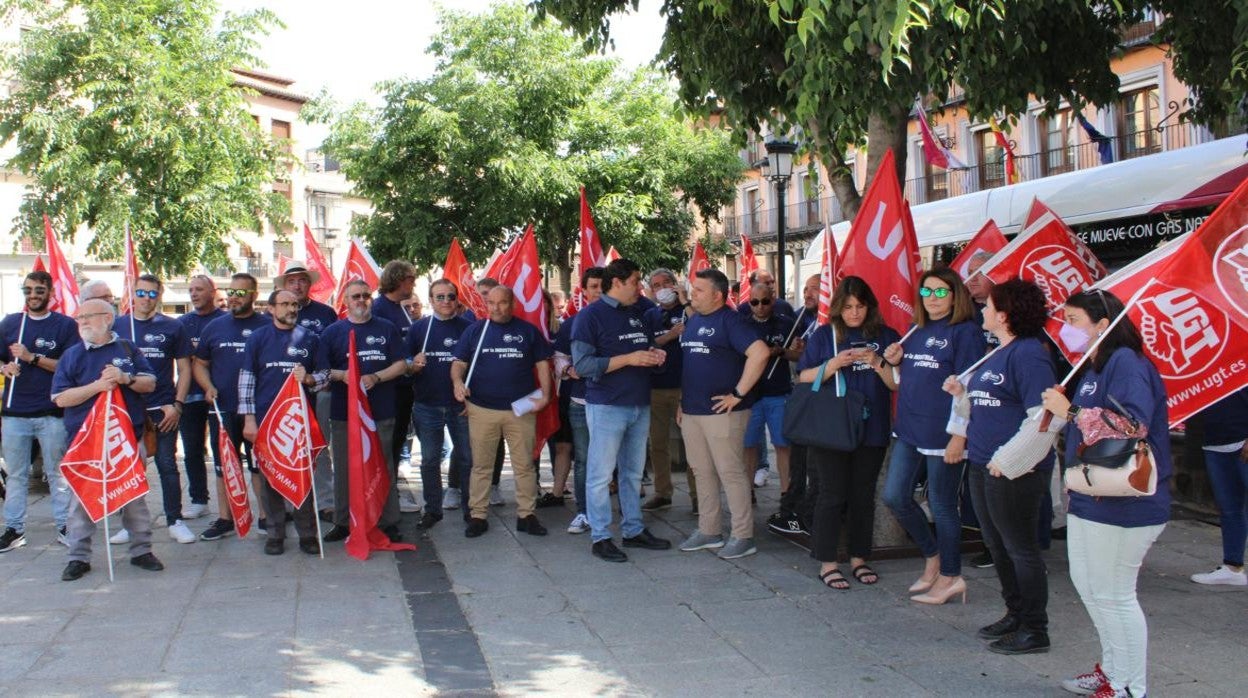 Un momento de la concentración realizada este jueves por UGT ante la Delegación del Gobierno en Toledo