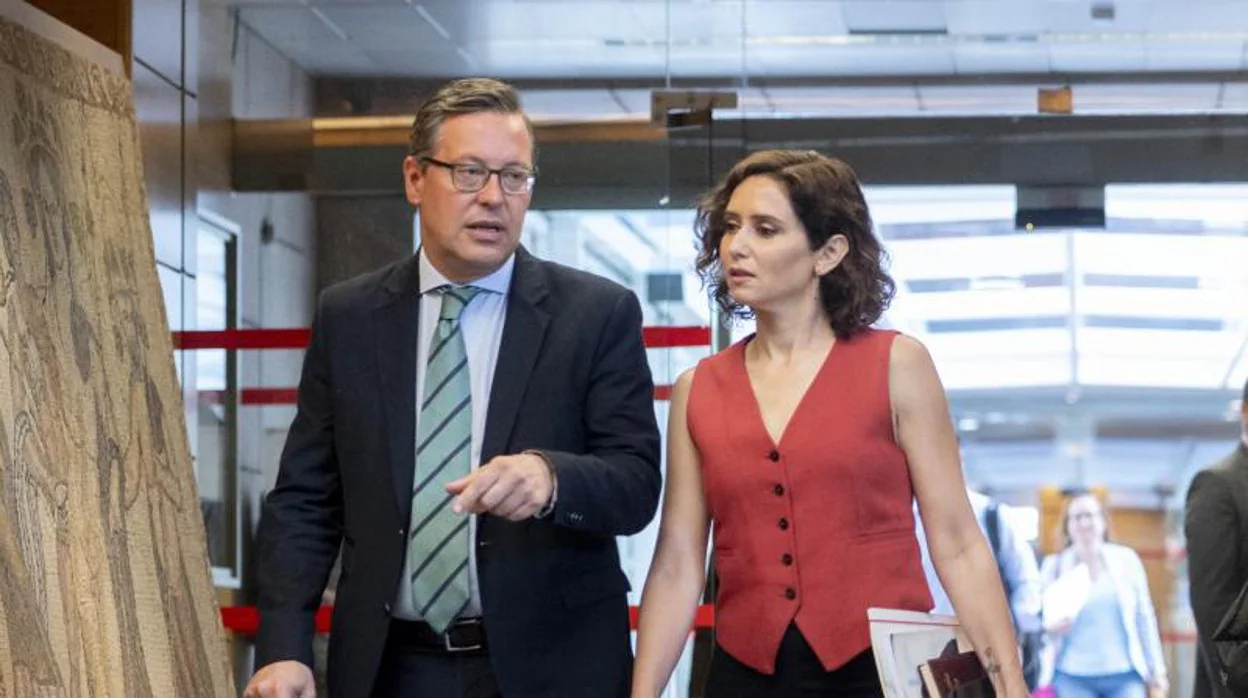 Alfonso Serrano e Isabel Díaz Ayuso, ayer en la Asamblea de Madrid