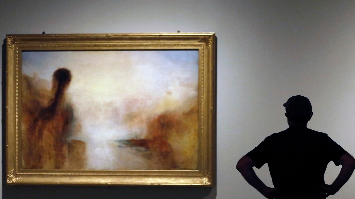 Un vistante observa una de las piezas de la exposición que el MNAC dedica a Turner