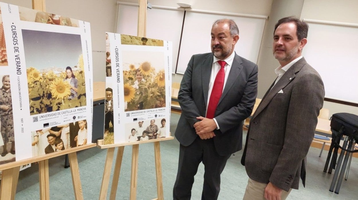 El rector de la UCLM, Julián Garde, y el vicerrector César Sánchez posan con el cartel que anuncia los cursos de verano