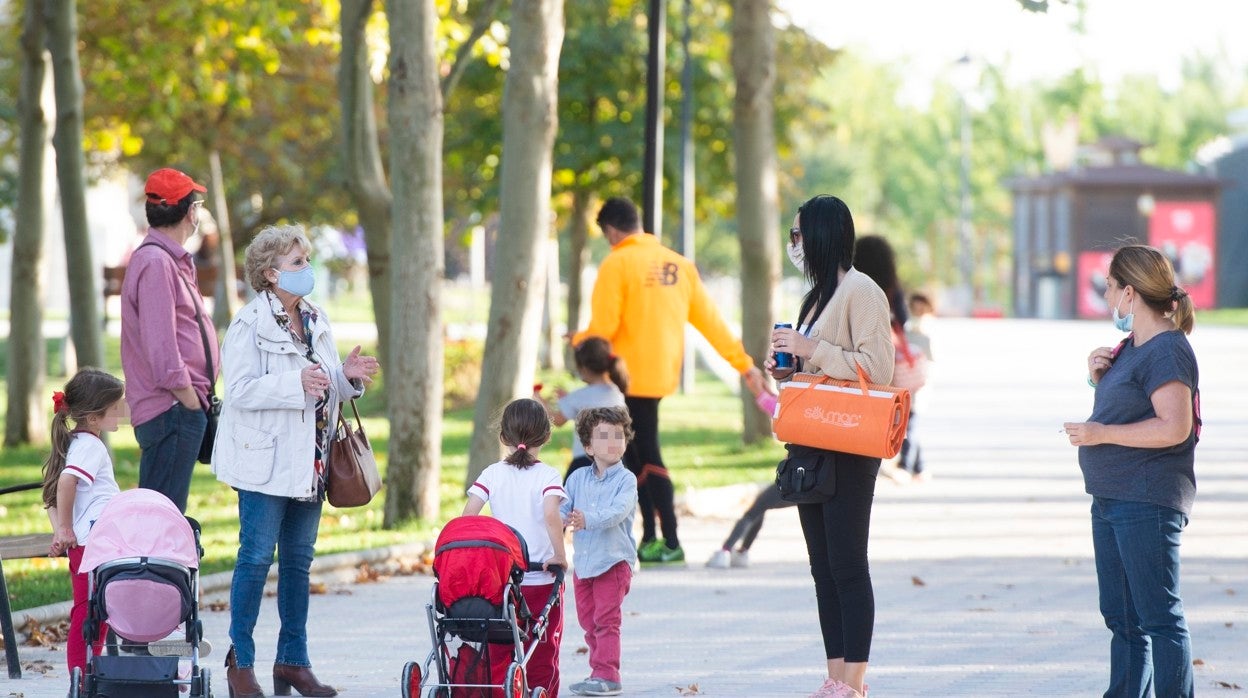 Una familia pasea a los niños por un parque de Torrejón de Ardoz