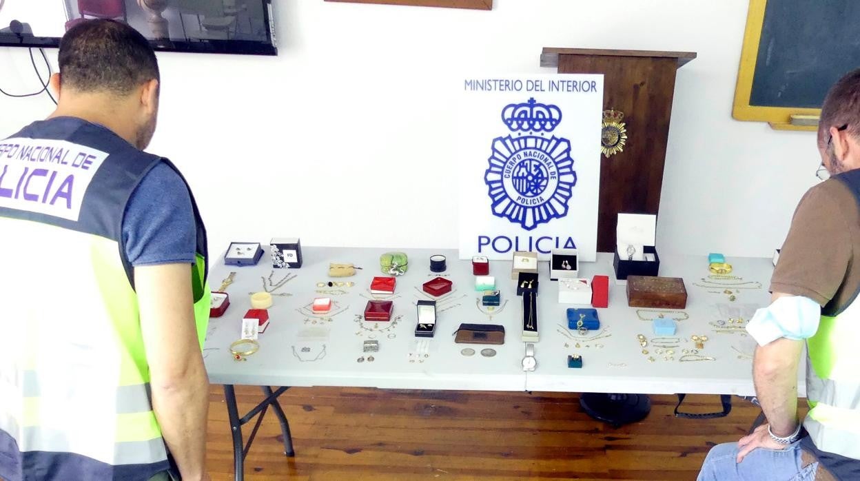 Detenida una empleada del hogar por hurtar joyas por valor de 15.000 euros en diferentes casas de Elda