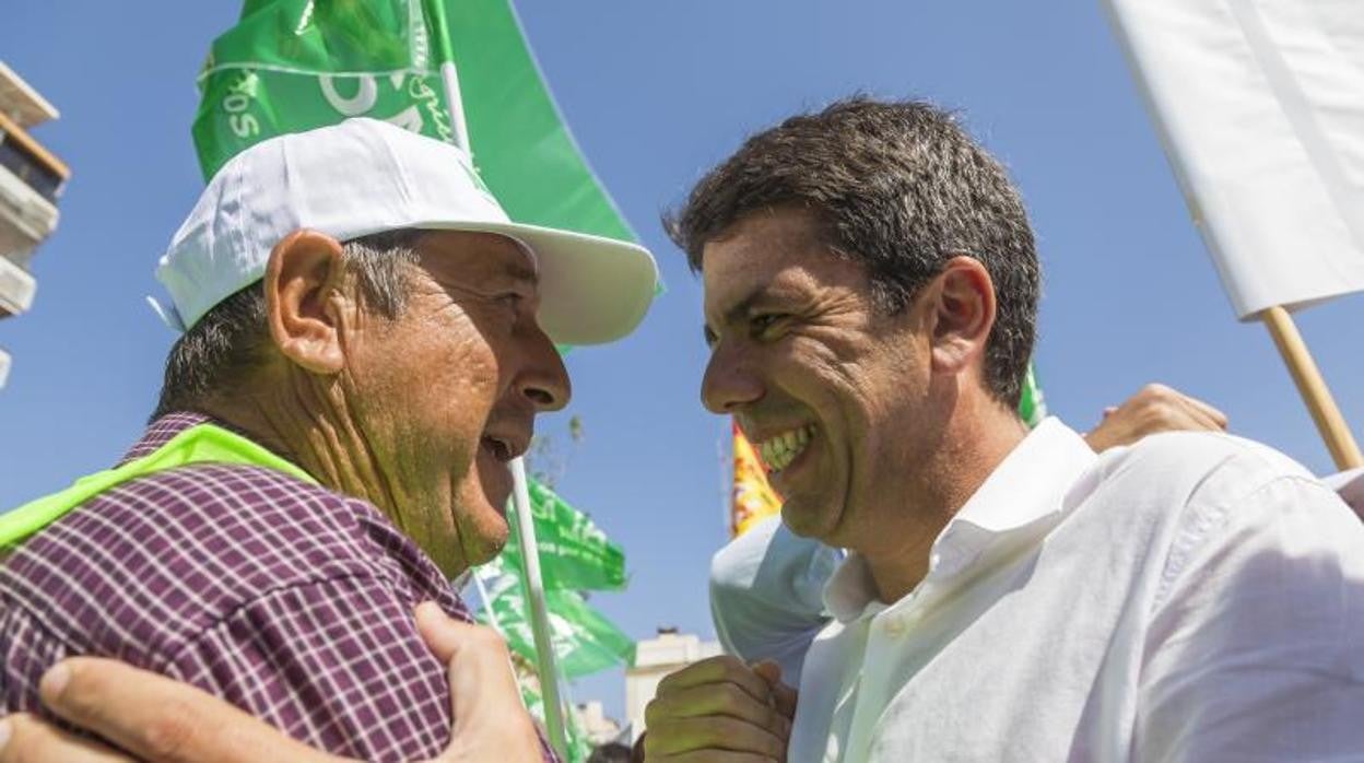 Carlos Mazón saluda a un agricultor que se manifestó esta semana en Alicante contra el trasvase