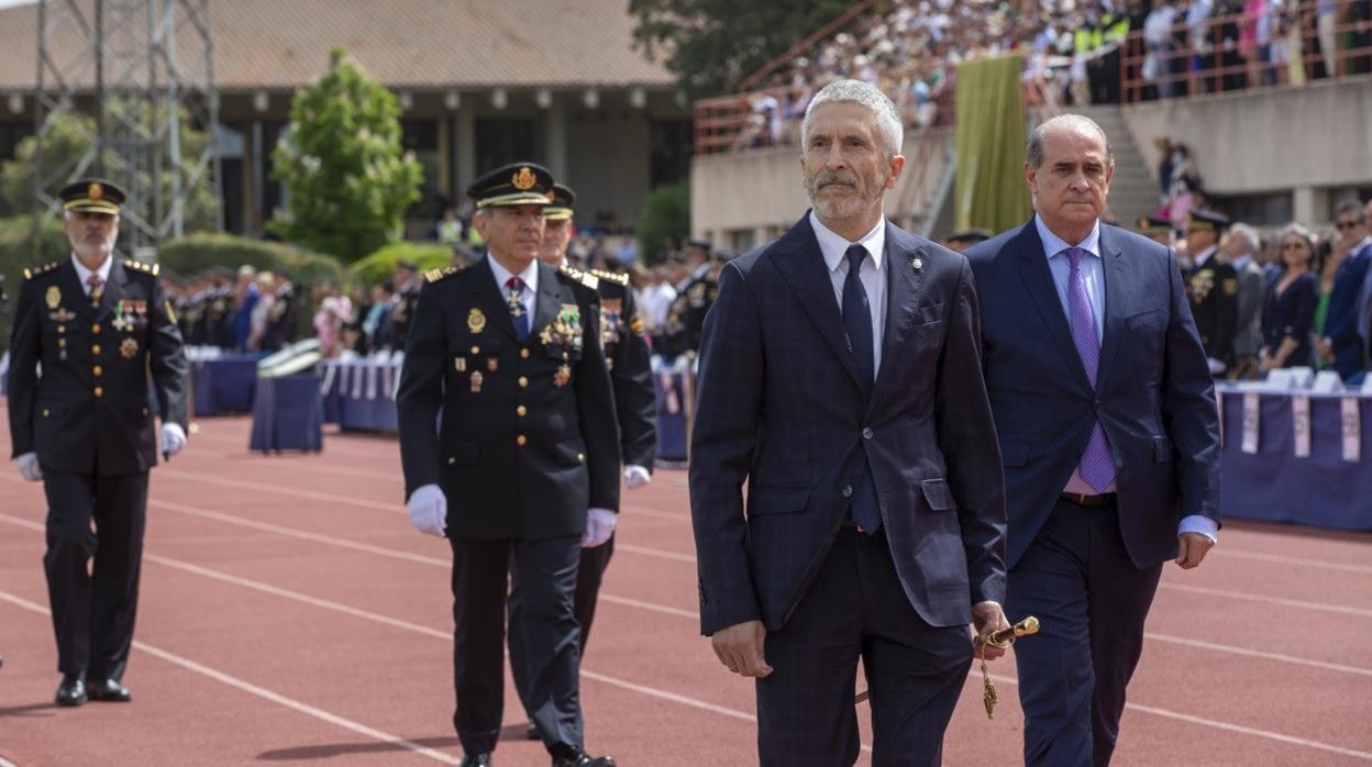 El ministro de Interior, Grande-Marlaska, durante la ceremonia de graduación de la academia de policía en Ávila