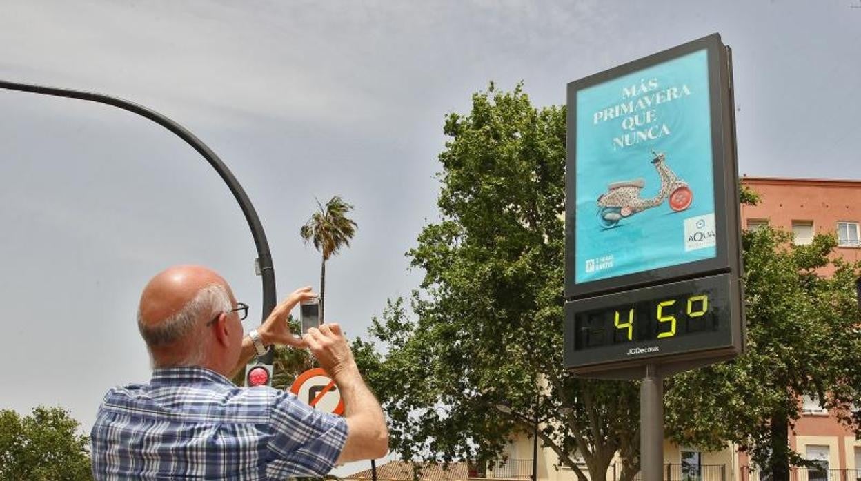 Imagen de archivo de una marquesina que marca 45 grados en la ciudad de Valencia