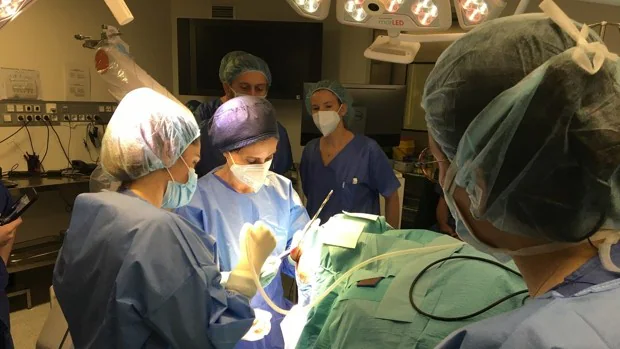 Realizan por primera vez una cirugía robot en España para tratar una cefalea invalidante