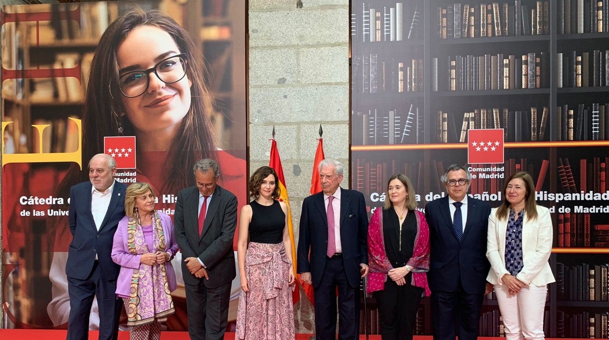 La presidenta Díaz Ayuso y Vargas Llosa, acompañados por los consejeros de Educación, Enrique Ossorio, y Cultura, Marta Rivera, Manuel Lucena y las rectoras dela Universidad Europea Elena Gazapo y de la Autónoma, Amaya Mendikoetxea