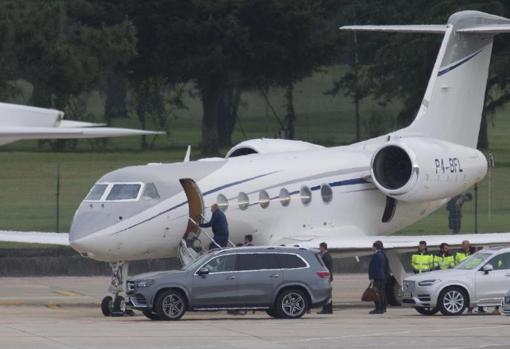 Don Juan Carlos sube al jet privado que le llevó esta mañana de Vigo a Madrid