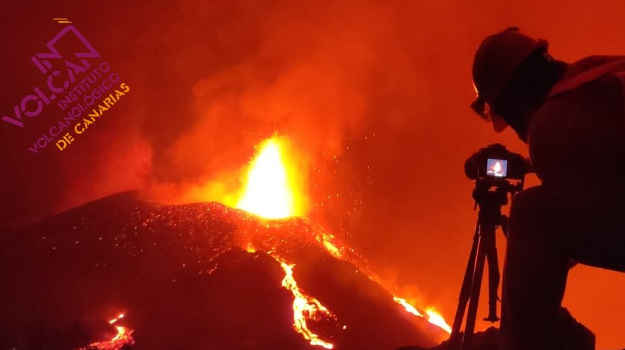 Técnico del involcán graba el cono principal en el primer mes de erupción