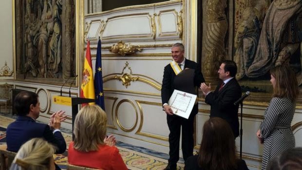 De los Mozos se muestra «profundamente orgulloso y español» al recibir la Gran Cruz de la Orden de Isabel la Católica