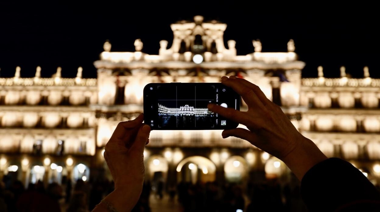 El pasado mes de abril la Plaza Mayor de Salamanca estrenó nueva iluminación para atraer turistas