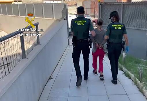 La madre detenida y custodiada por dos agentes