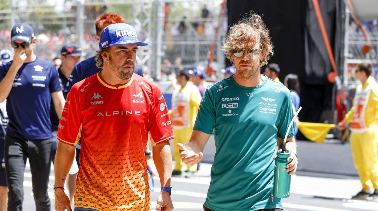 Sebastian Vettel, junto a Fernando Alonso, en el circuito de Barcelona el pasado día 20