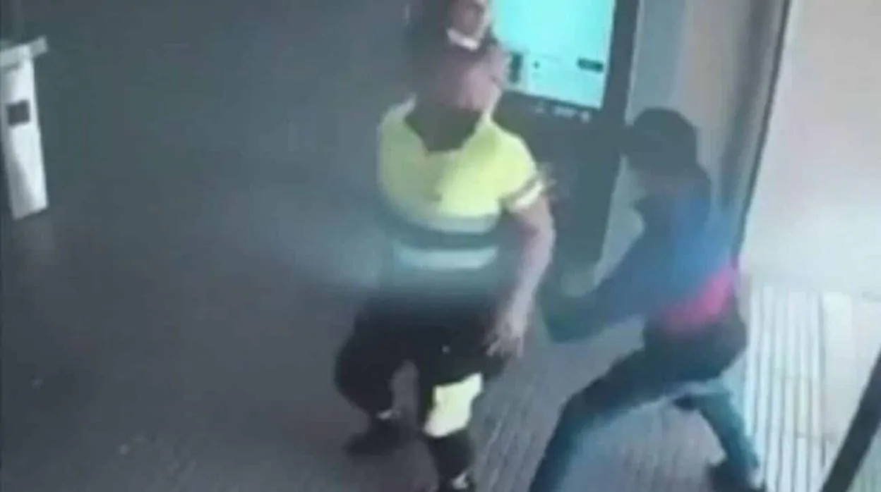 Un hombre apuñala por la espalda a un vigilante en la estación de Igualada